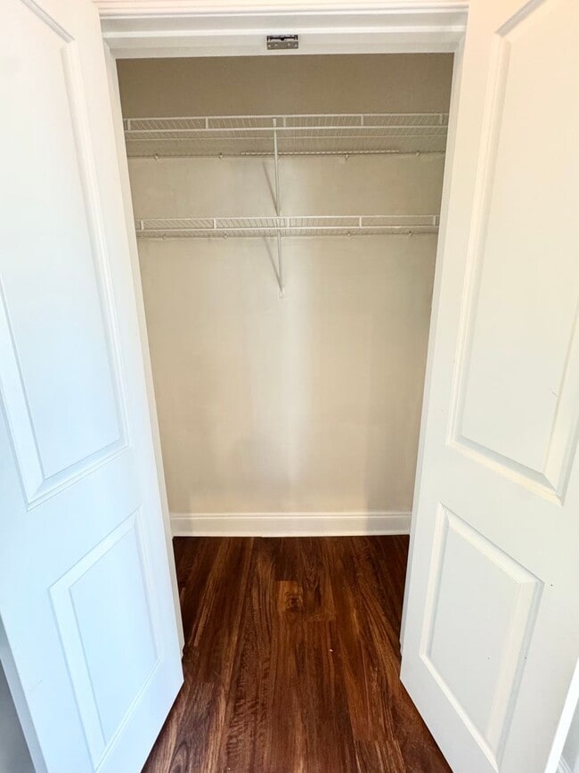 Building Photo - Stylish 1-Bedroom Corner Unit with Balcony – Minutes from Uptown Charlotte! Only $1,595!