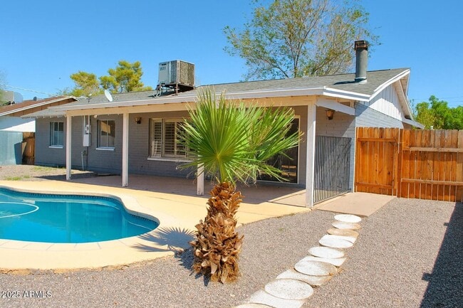 Building Photo - 3 BEDROOM 2 BATHS WITH A POOL FREE RENT OAC  MTM AVAILABLE