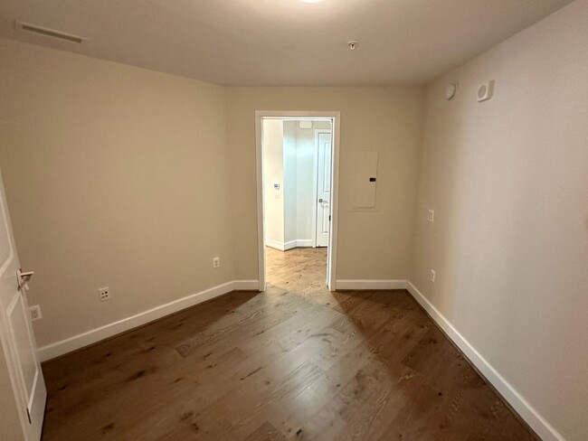 Building Photo - Stunning 2 bed (Primary bedroom + den w/cl...