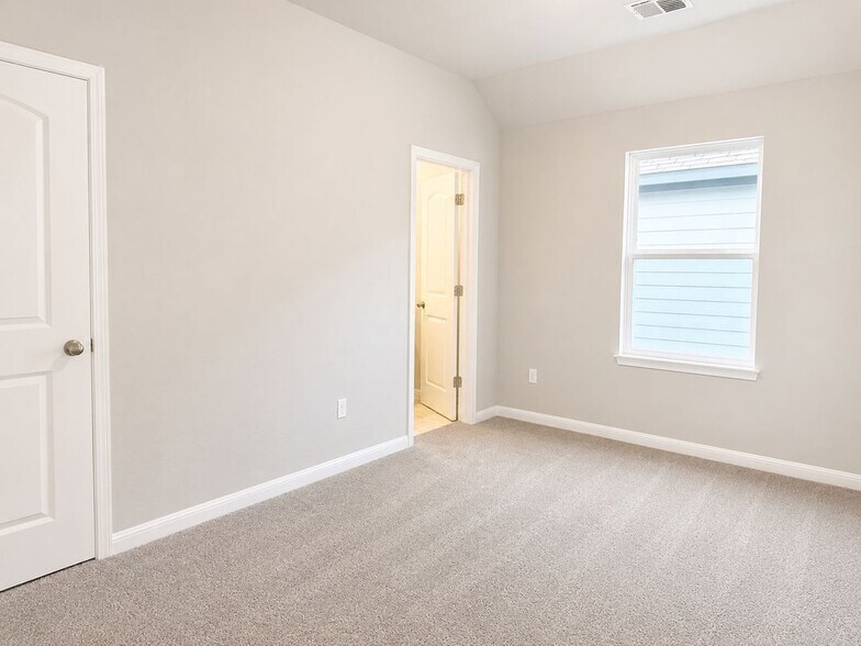 Building Photo - 2441 Danbury Ln