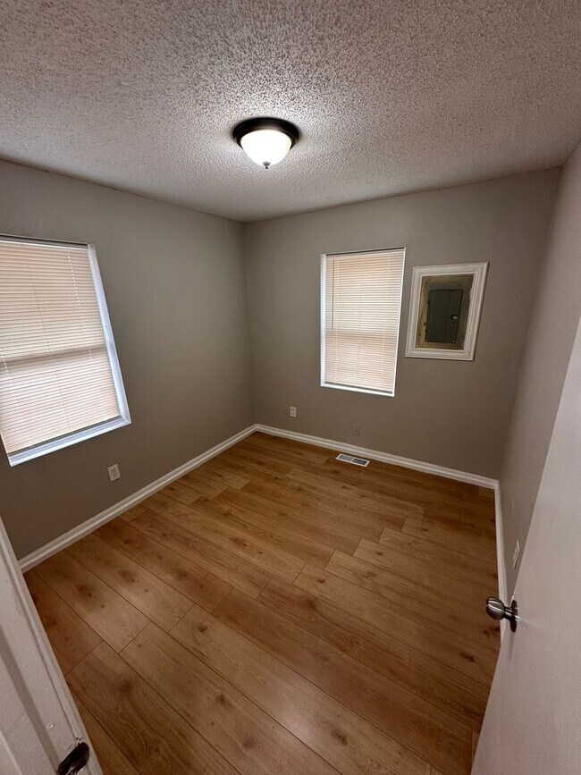 Building Photo - 2 Bed 1 Bath With Garage