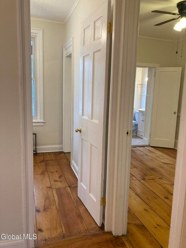 Building Photo - 162 4th St