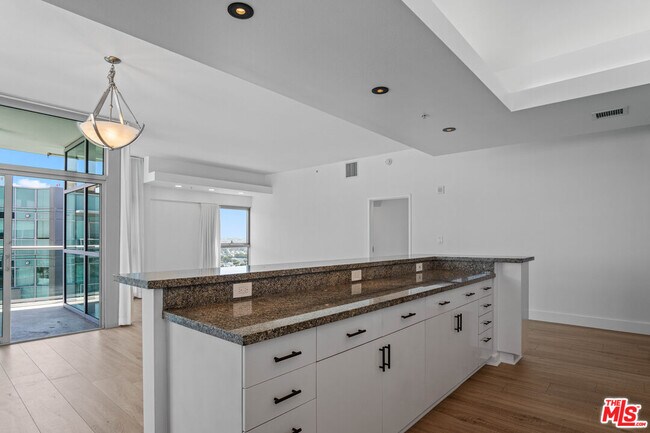 Building Photo - 13700 Marina Pointe Dr