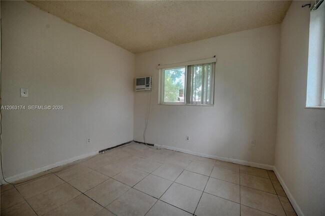 Building Photo - 715 N 58th Ave