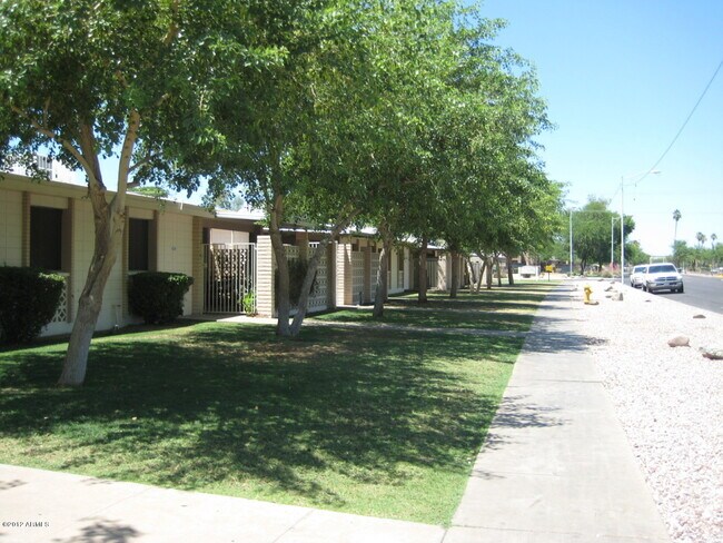 Building Photo - 5429 W Glenrosa Ave