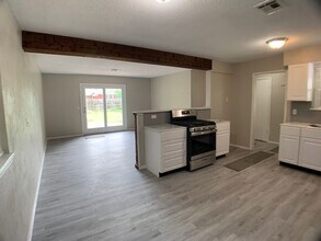 Building Photo - 3 Bedroom Southwest OKC