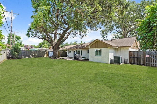 Building Photo - 5319 Saxon Dr