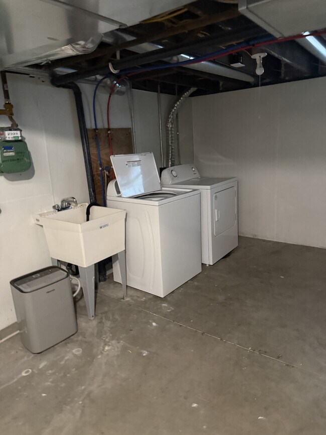 Building Photo - 1069 Ackley St