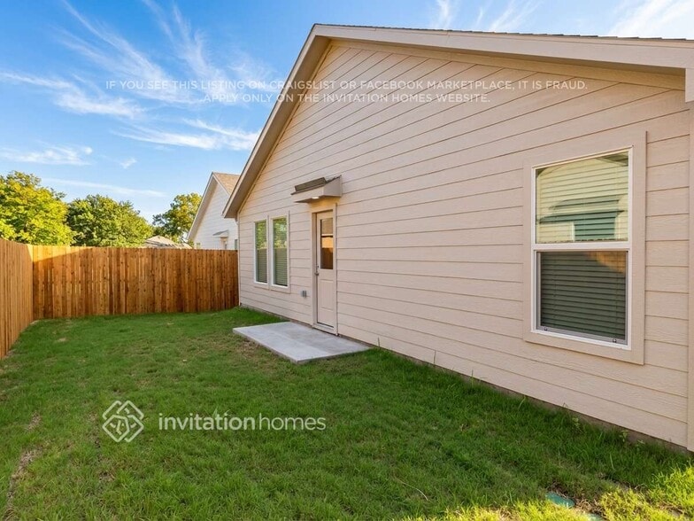 Building Photo - 2413 Fleming Dr