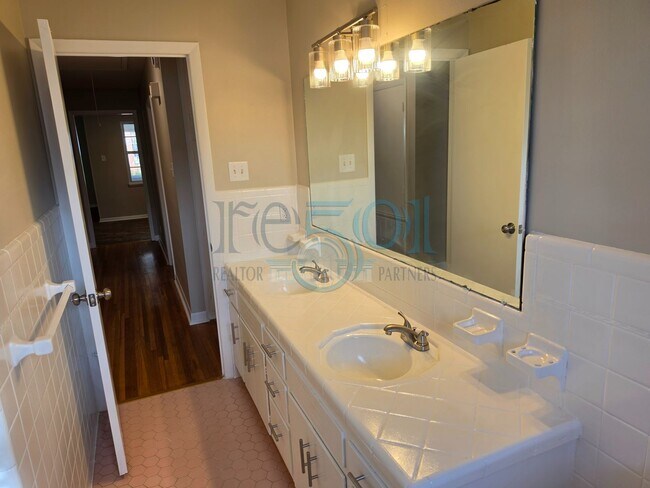 Building Photo - 6601 Blue Bird Dr