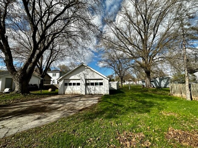 Building Photo - Spacious 3 Bedroom 1 Bath Single Family Ho...