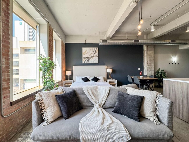 Building Photo - 555 Evergreen St