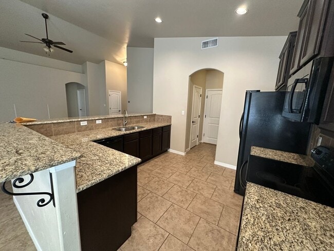 Building Photo - 3 Bed 2 Bath Home