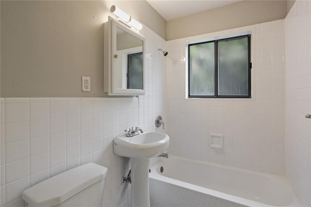 Building Photo - 880 Glendale Terrace NE
