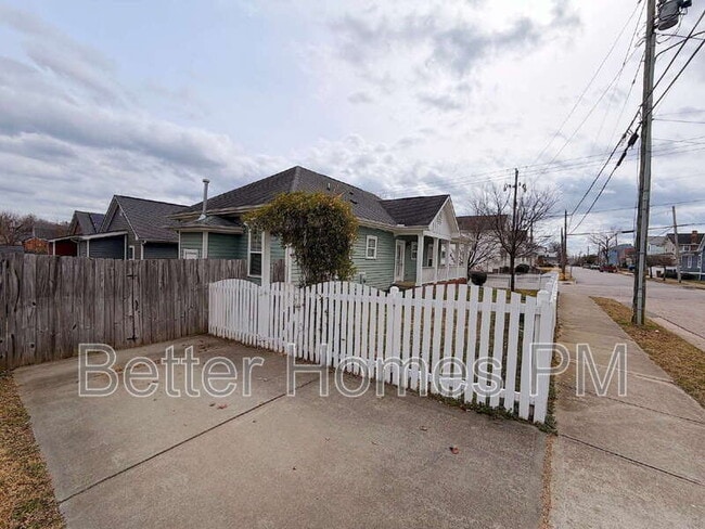 Building Photo - 701 E Martin St