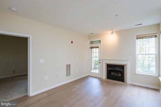 Building Photo - 400 Symphony Cir