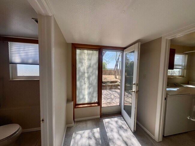 Building Photo - 4 Bedroom Home in Villa Loma-Available NOW