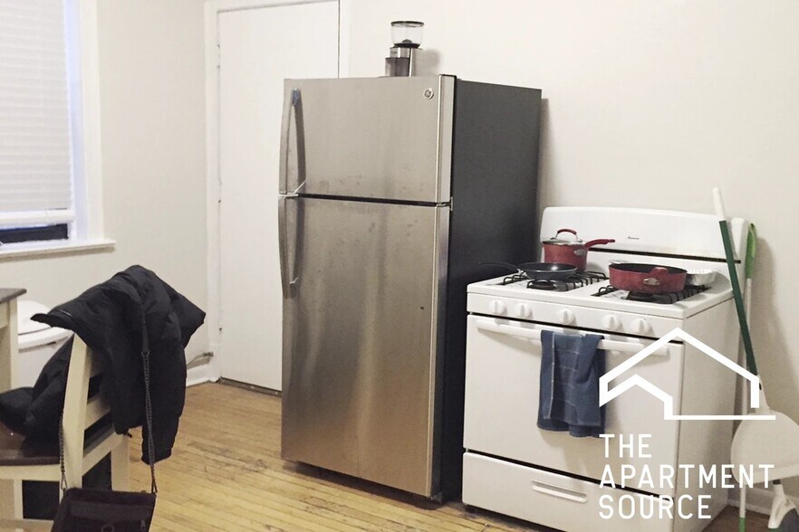 Building Photo - 917 W Waveland Ave