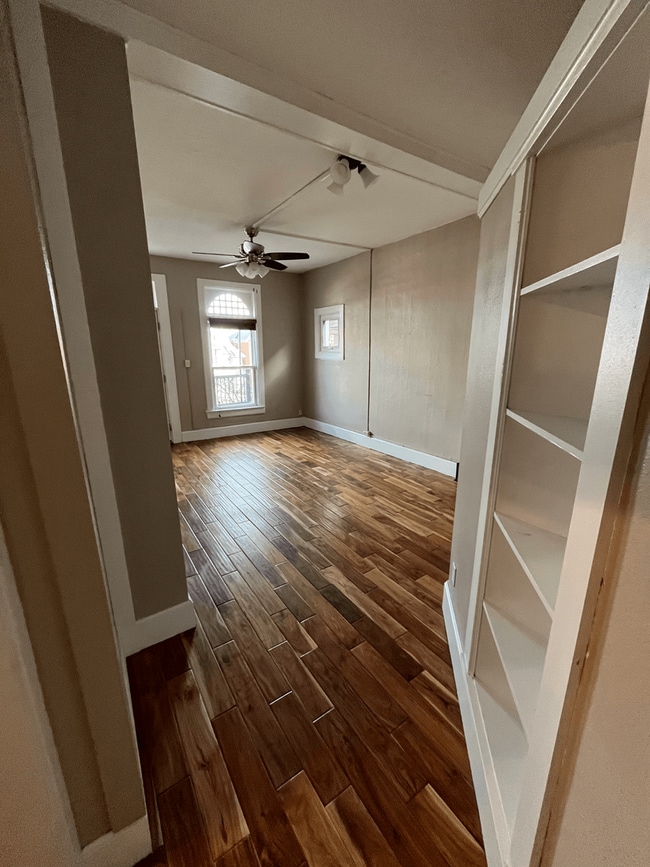 Building Photo - $1000 Move in Special - Beautiful 2 bed 1 bath in unit W/D, renovated kitchen, walkability!