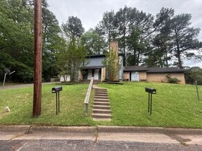Building Photo - 1102 Lilac Dr