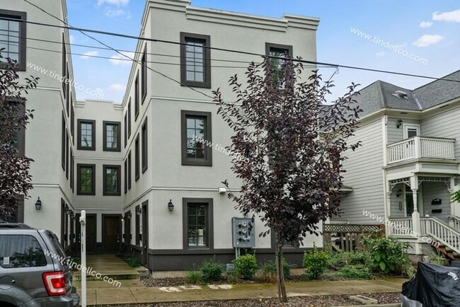 Building Photo - Sleek 3-Level Townhome in Hosford-Abernethy – Pet Friendly with W/S/G Included! Available Now!