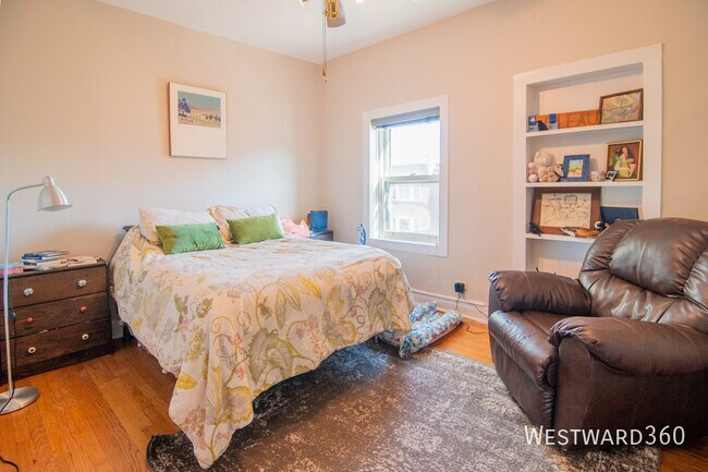 Building Photo - 844 W Lakeside Pl