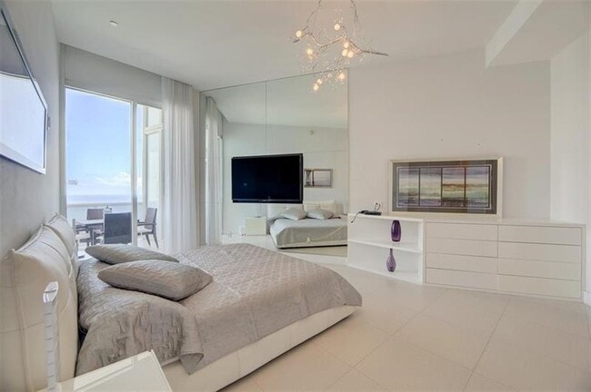 Building Photo - 15901 Collins Ave