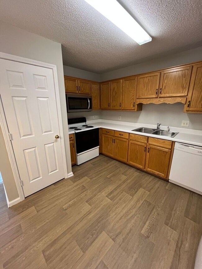 Building Photo - 2BD/1.5BA Townhome in Spring Meadows
