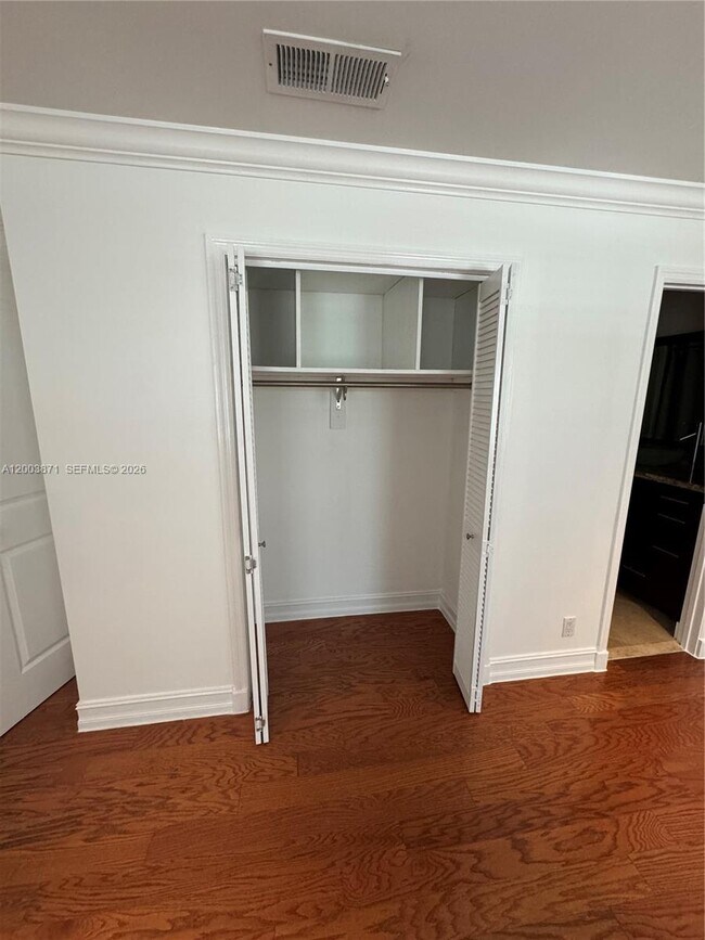 Building Photo - 3920 Woodside Dr