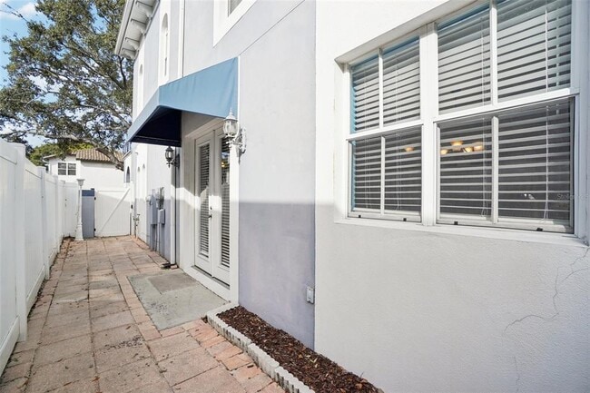 Building Photo - 502 S Albany Ave