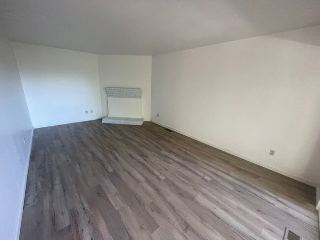 Building Photo - Cute 3 Bedroom Townhome close to UNR