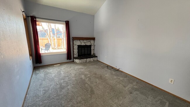 Building Photo - 2 bed/1.5 bath W/Fenced Yard and 2 Car Gar...