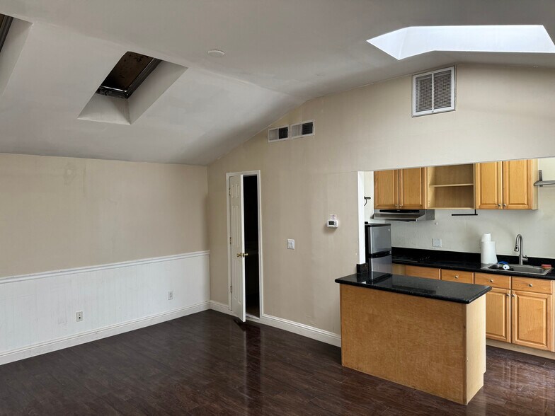 Building Photo - 460 Rosewood Ave
