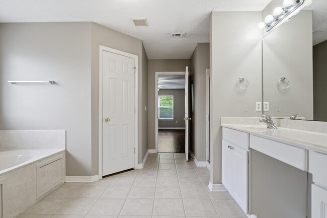 Building Photo - 2490 Pepper Dr