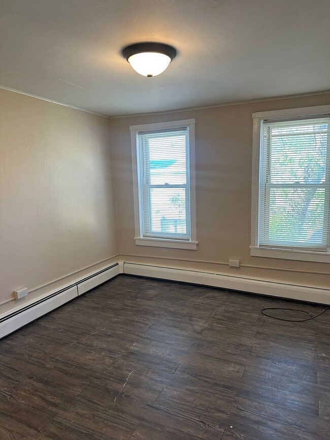 Building Photo - Charming 3 Bedroom 2 Bathroom House near RACC