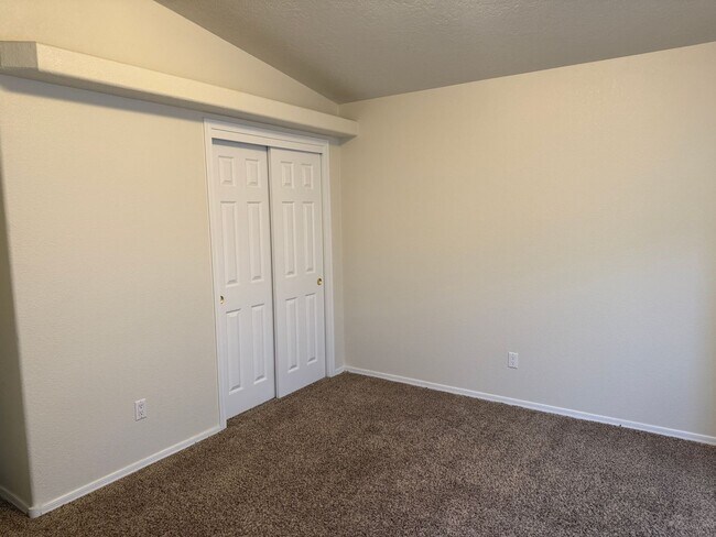 Building Photo - Great 3 Bedroom 2 Bath home with appliance...