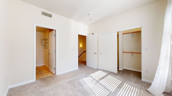 Building Photo - Beautiful Emeryville Townhome Available!