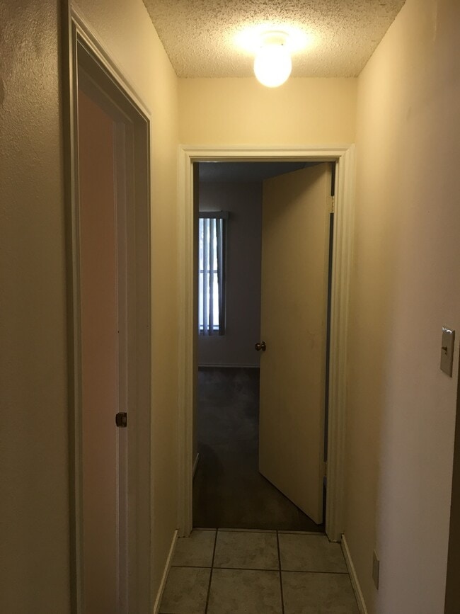 Building Photo - 8003 Chestnut Manor Dr