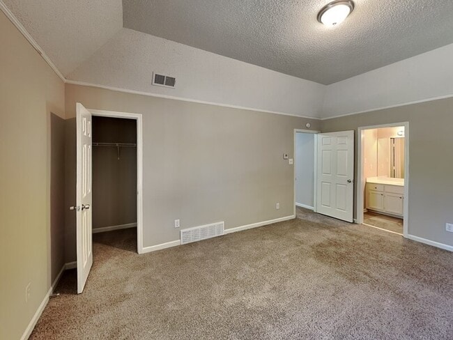 Building Photo - 5913 Sycamore Manor Cove