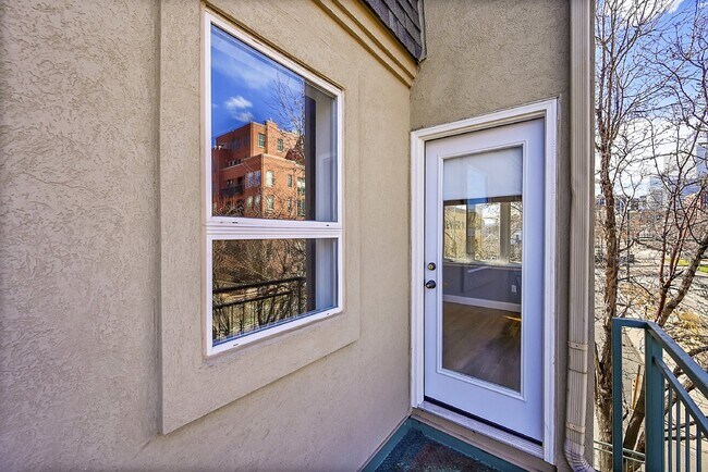 Building Photo - $3,150.00 - 2 Beds, 2.5 Baths, Apartment i...
