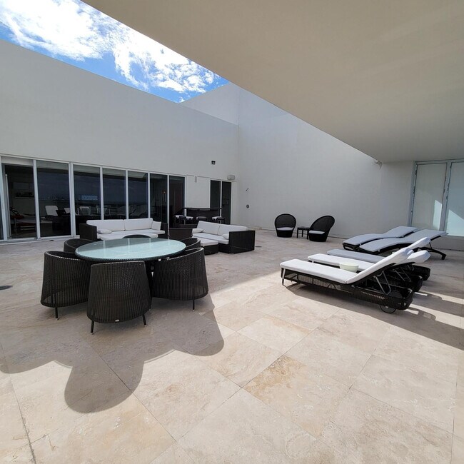 Building Photo - 1830 S Ocean Dr