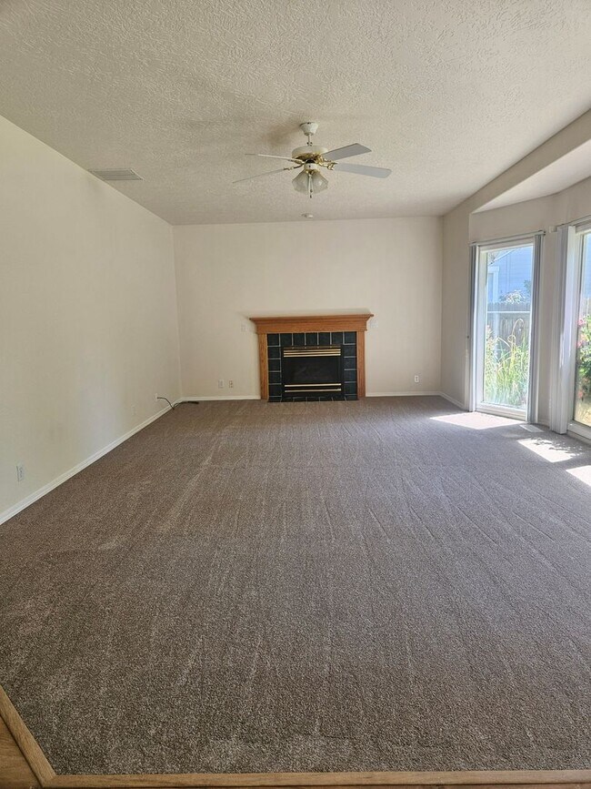 Building Photo - 4 Bedroom 2.5 Bathroom Desireable Merdian Neighborhood