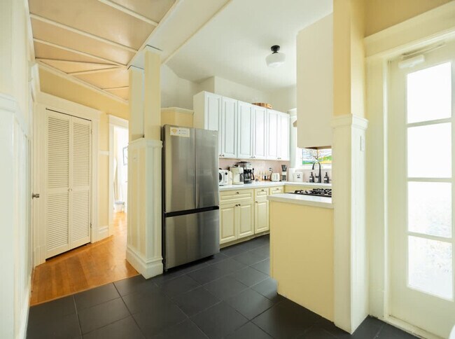 Building Photo - 1107 Broadway-SI ID1309749P