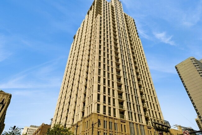 Primary Photo - 1250 S Michigan Ave