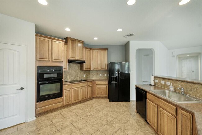 Building Photo - 1121 Hyde Park Dr