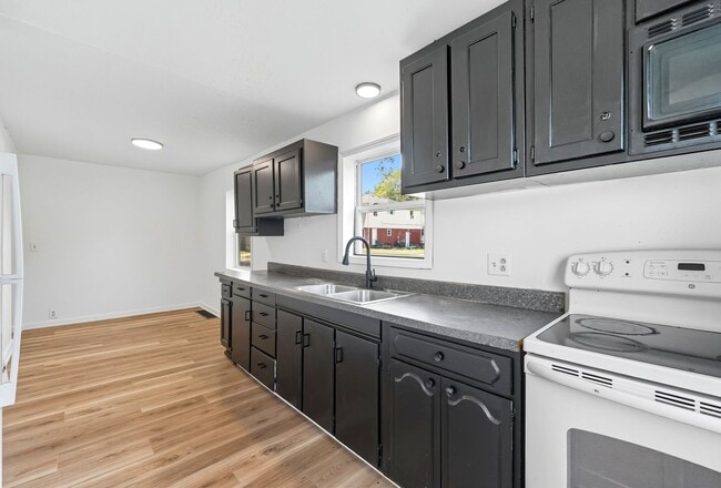 Building Photo - NEW LISTING! 2 BEDROOM HOME