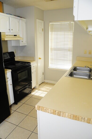 Kitchen - 6899 Lagrange Cir S