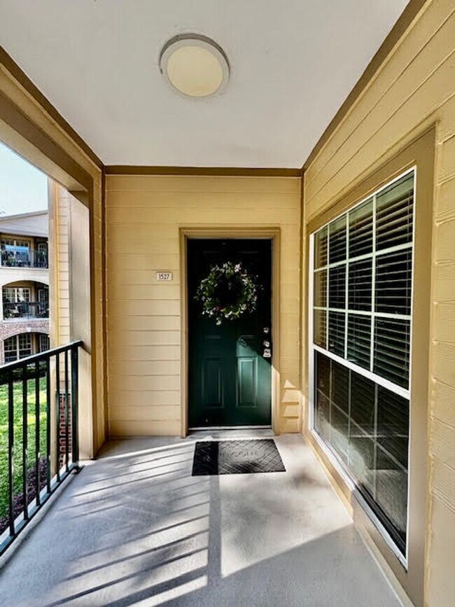 Building Photo - Awesome 3/2 Condo w/ a garage Gate Parkway...