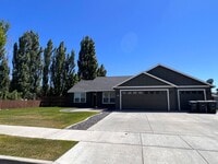 Building Photo - Private location in Crossroad Neighborhood!