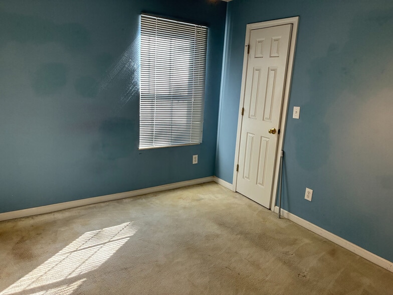 Building Photo - Room in House on Klondike River Rd